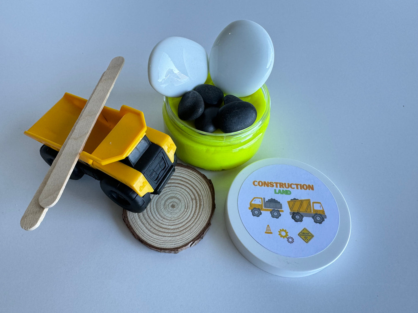 Build, create and have fun with this construction land playdough kit 